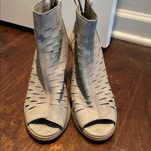 Yoki Ankle Booties Shoes Women Size 7.5 Grey Taupe Peep Toe Casual Chic Edgy
